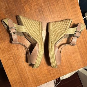 Gently used almost like new sz 9 beautiful tan colored wedge